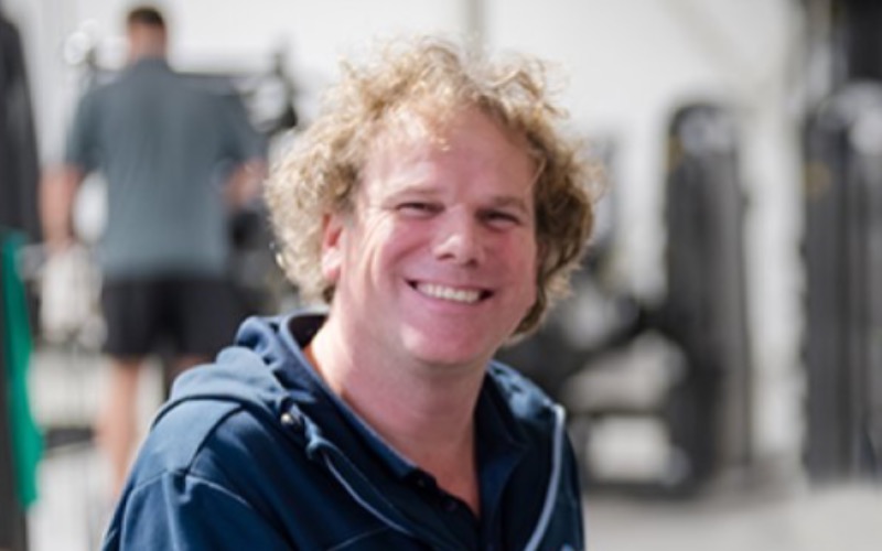 <p>Dit is Robin Rijf (De Rijf in Kemps &amp; Rijf en initiator van DaVitt). Wie Robin kent zal meteen beamen dat zijn enthousiasme erg aanstekelijk is. Uit al die goede idee&euml;n die in zijn hoofd rondspoken is het soms moeilijk kiezen. Maar we mogen gerust stellen dat de start van DaVitt in het lijstje topidee&euml;n staat. De focus van DaVitt op preventie en herstel van burn-out geeft Robin&rsquo;s visie op ontspanning en gezonde voeding alle ruimte om van meerwaarde te kunnen zijn. Tel daar gerust zijn CIOS-achtergrond en voorliefde voor innovatieve ontwikkelingen in het vakgebied bij. En - niet onbelangrijk - de potentie die hij in anderen ziet en weet om te zetten naar resultaat. Met Lex en Tom heeft hij een mooi team neergezet om van DaVitt een daverend succes te maken.</p>
